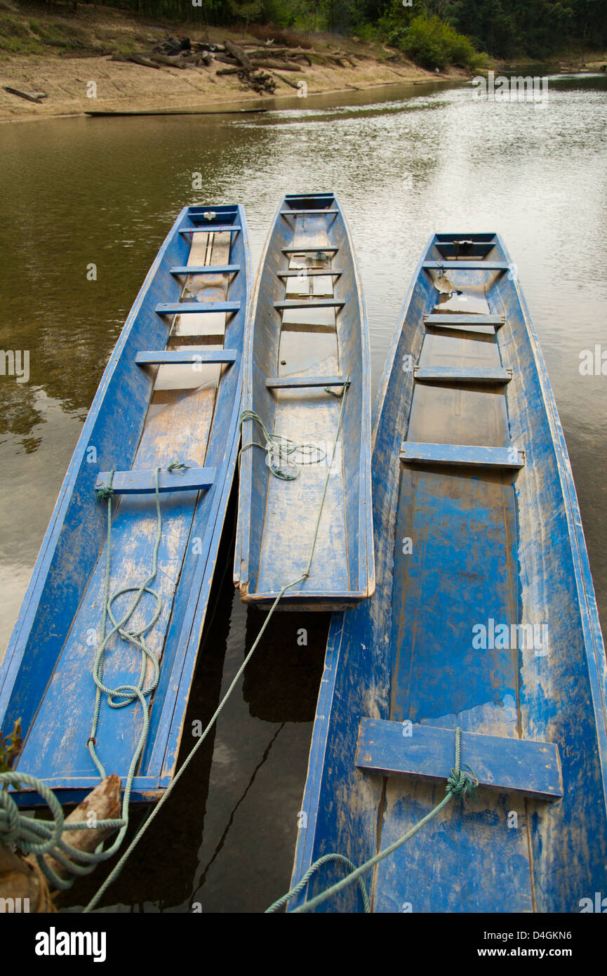 Tre blu barche ancorate sedersi in riva al mare Foto Stock