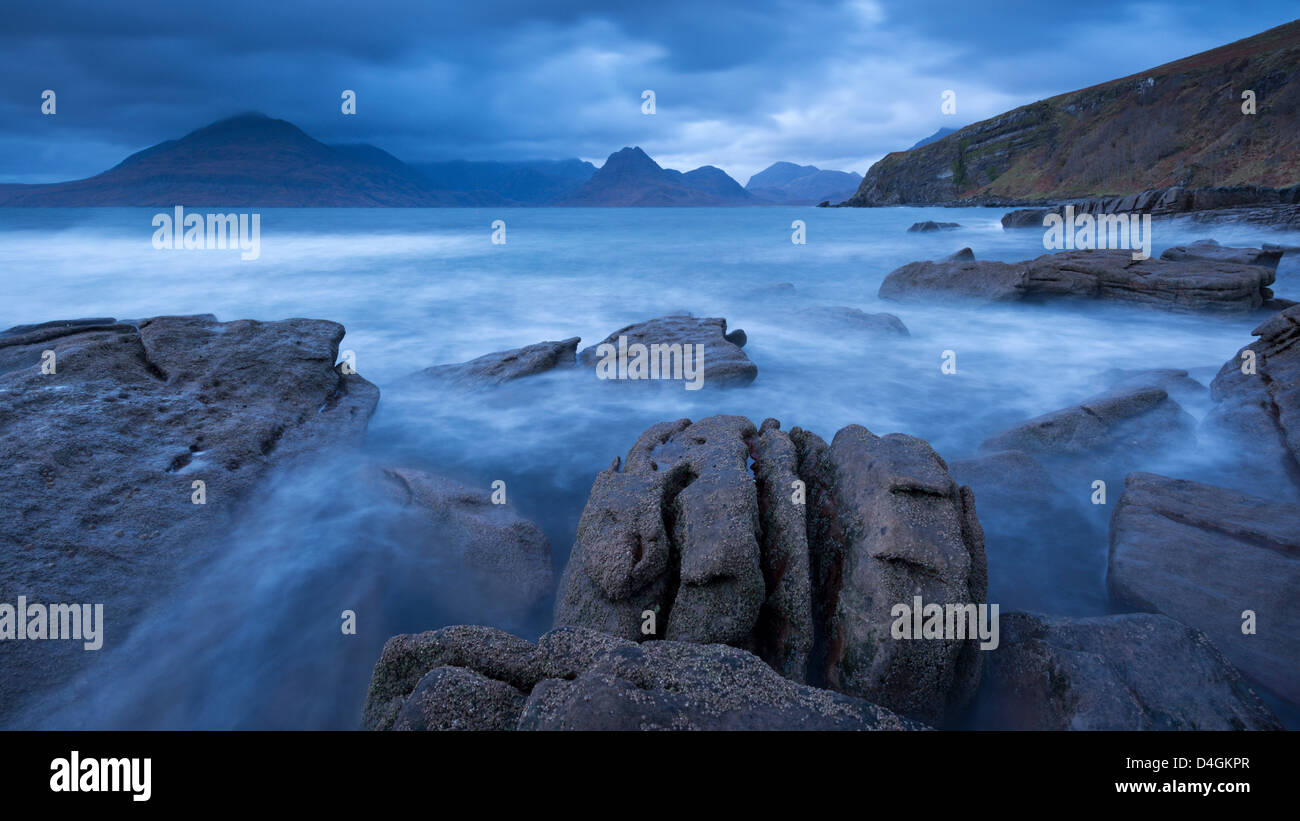 Le montagne Cuillin da costa a Elgol, Isola di Skye in Scozia. In autunno (novembre 2012). Foto Stock