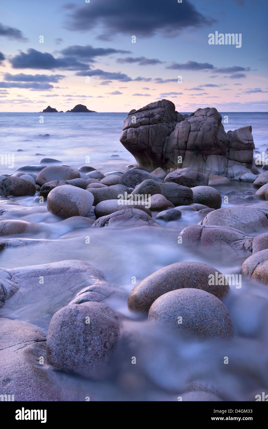 Twilight su Porth Nanven cove vicino Land's End, Cornwall, Inghilterra. Inverno (dicembre 2012). Foto Stock