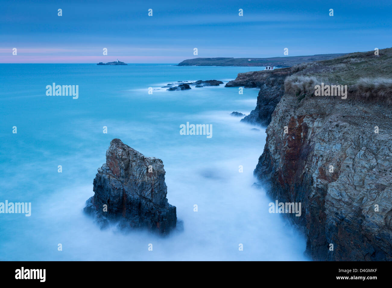 Faro di Godrevy da Gwithian Towans al crepuscolo, Cornwall, Inghilterra. Inverno (febbraio) 2013. Foto Stock