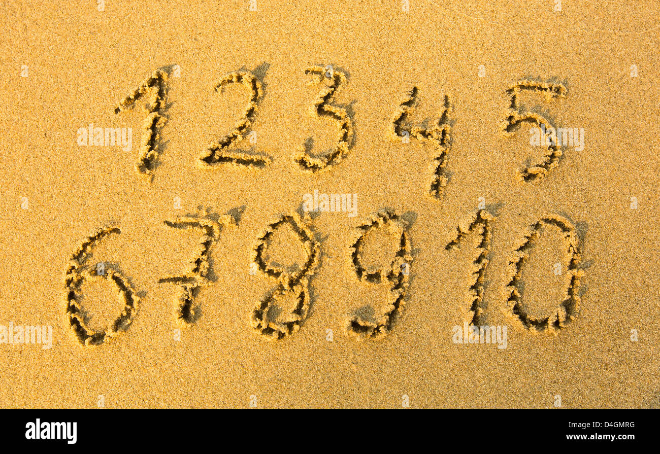 Numeri da uno a dieci scritti su di una spiaggia di sabbia. Foto Stock