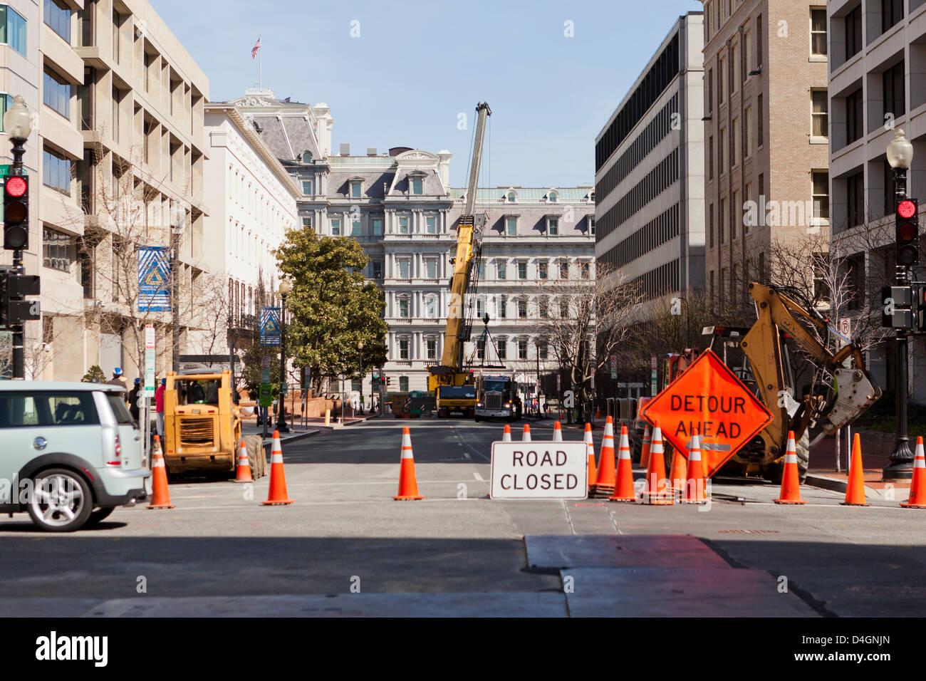 Strada urbana chiusura per lavori di costruzione Foto Stock