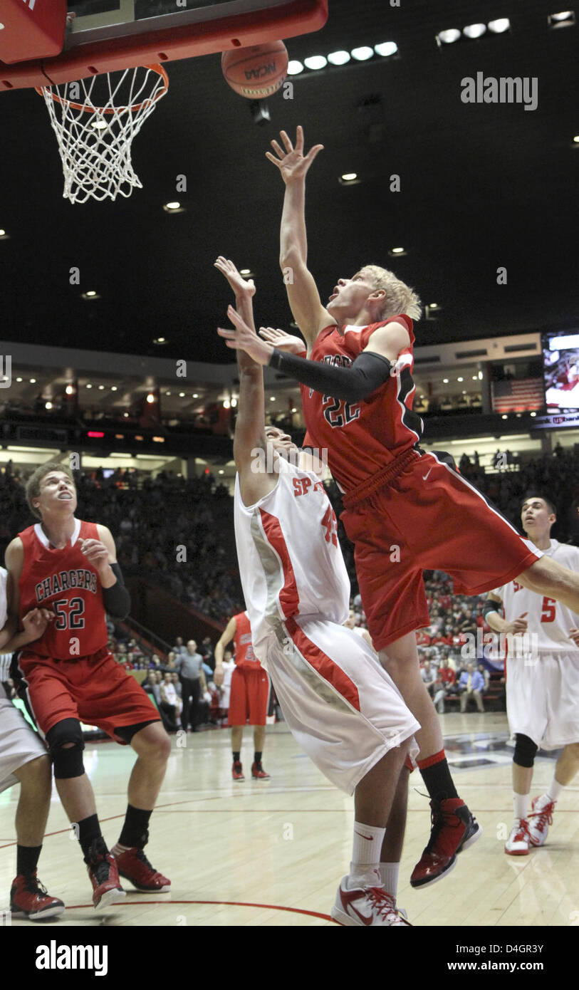 Marzo 13, 2013 - Albuquerque, NM, Stati Uniti - Assorbitore Greg -- Albuquerque dell Accademia Tommy Lindgren, 22, spara su Bernalillo's Alan Rodriguez, 43, durante il ragazzo' 4uno stato gioco di basket su Mercoledì, 13 marzo 2013. Academy ha vinto 77-71. (Credito Immagine: © Greg assorbitore/Albuquerque ufficiale/ZUMAPRESS.com) Foto Stock