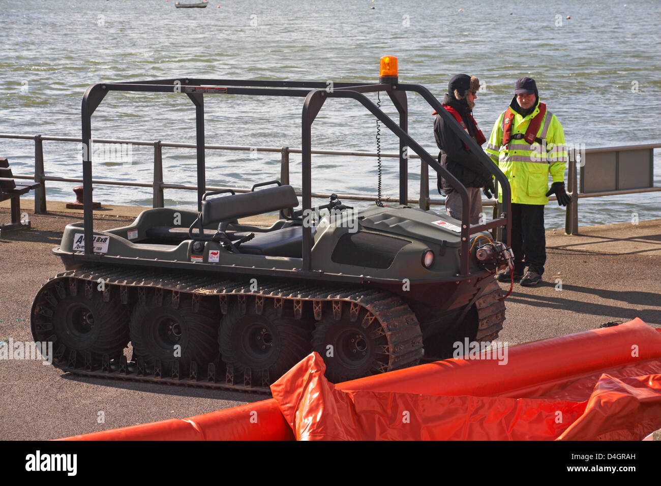 Mudeford, UK. 13 marzo 2013. Consigli di agenzie e di prendere parte a un esercizio a Mudeford Quay, Christchurch per assicurare la preparazione se i mari off Dorset sono colpite dall'inquinamento. Beachmasters, gestito dal marittimo e Guardia Costiera, esperti forniscono le competenze e le conoscenze necessarie per gestire l'inquinamento costiero - boom di pulizia di inquinamento costiero, costieri di recupero e trattamento con fuoriuscite di petrolio. Credito: Carolyn Jenkins / Alamy Live News Foto Stock