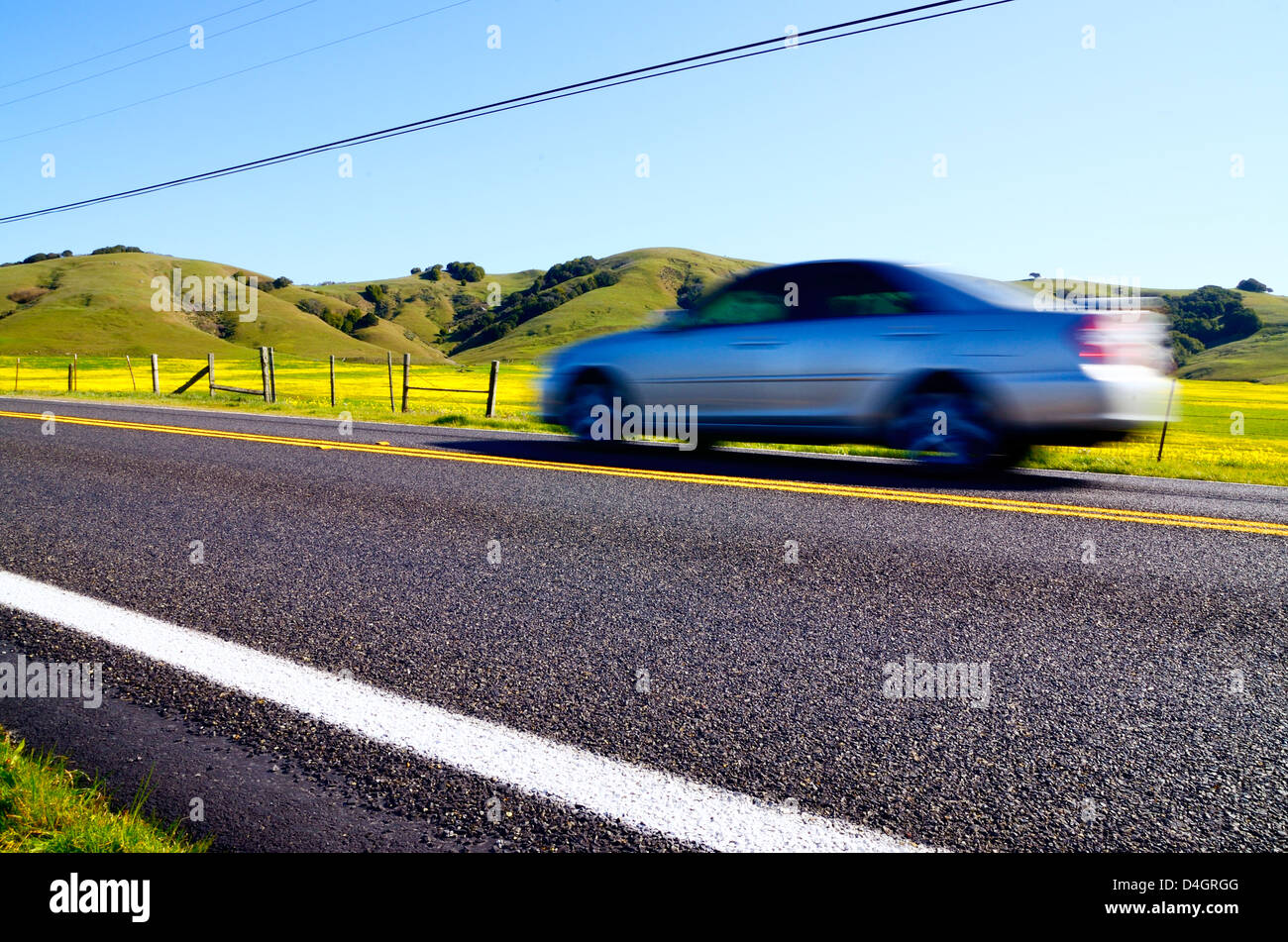 Auto rapidamente in movimento lungo una strada che da un basso punto di vista Foto Stock