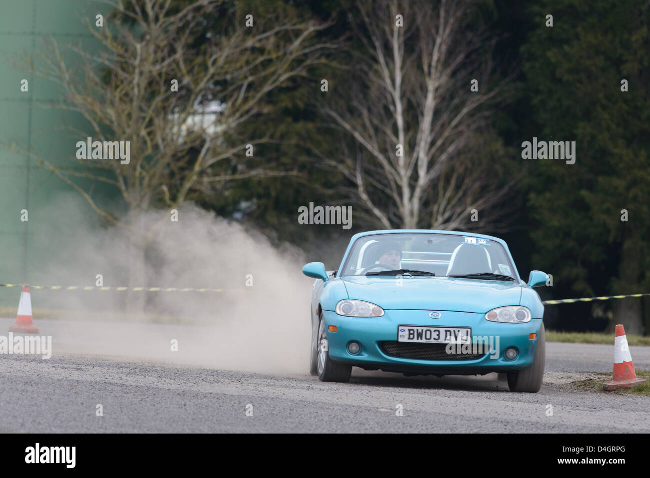 Una vettura di prendere parte ad un evento AutoSolo presso l aeroporto di Cotswold in Kemble. Foto Stock