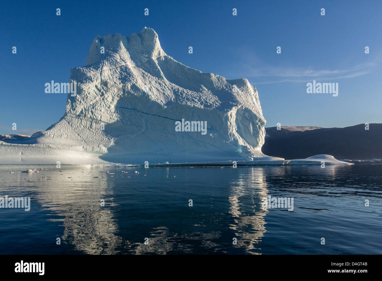 Messa a terra iceberg, Rode O (isola rossa), Scoresbysund, a nord-est della Groenlandia, regioni polari Foto Stock