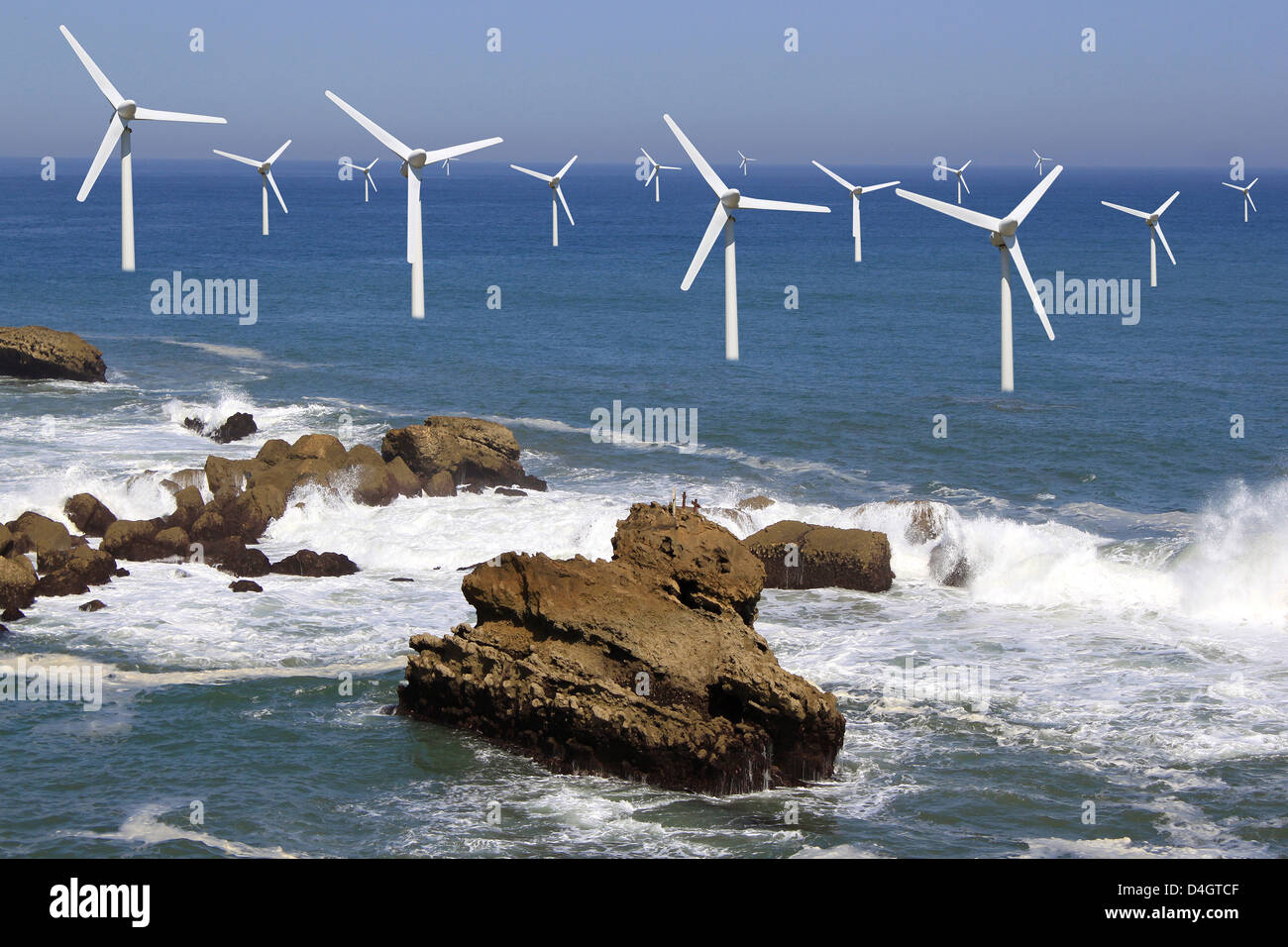 Diversi impianti eolici offshore sulla linea di orizzonte su sfondo con cielo nuvoloso Foto Stock