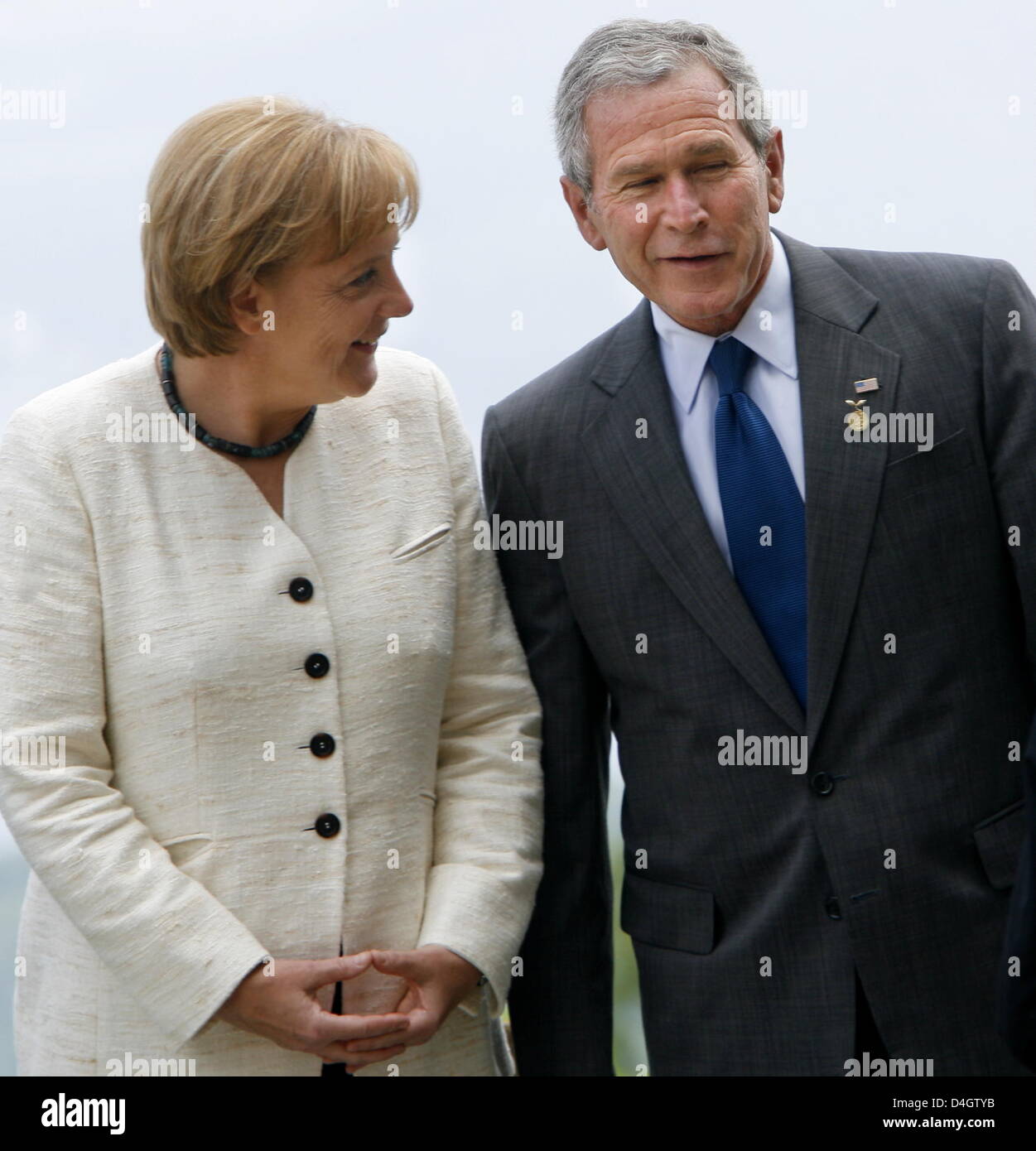 Il presidente americano George Bush e il Cancelliere tedesco Angela Merkel parlare in occasione del vertice G8 di Toyako, Giappone, 08 luglio 2008. Fino al 9 luglio 2008 i capi di Stati e governi dei paesi del G8 tenere il loro vertice annuale sulla northern isola giapponese di Hokkaido ed e anche incontrato i leader africani. Foto: Tim Brakemeier Foto Stock