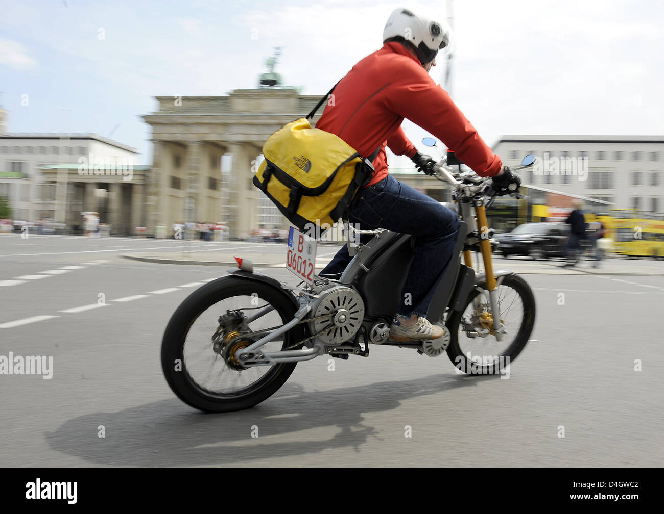 Stefan Gulas, presidente della 'eRockit', passeggiate sulla società 'eRockit' bici davanti della Porta di Brandeburgo a Berlino, Germania, 11 luglio 2008. "ERockit' ha sviluppato un nuovo pilotata elettricamente " Noleggio " concetto. Un motore transphorms del ciclista energia muscolare e lo moltiplica volte 50, consentendo di raggiungere una velocità massima di 80 km/h. Dieci "eRockits' per 25.000 Euro ciascuno, sono pianificati per costruito da 200 Foto Stock