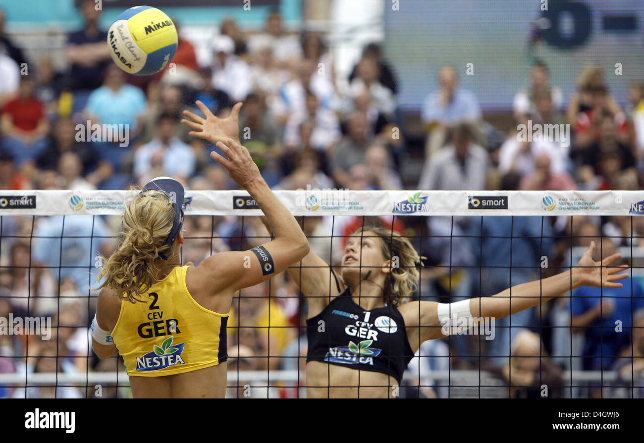 Laura Ludwig (R) blocca una palla di Stephanie Pohl durante il tedesco semi-finale corrisponde all'Beach-Volleyball Campionati Europei di fronte al Municipio di Amburgo, Germania, 12 luglio 2008. Team Ludwig/Goller sconfitto team Rau/Pohl 25-23 e 21-19 per entrare in finale. Foto: MARCUS BRANDT Foto Stock