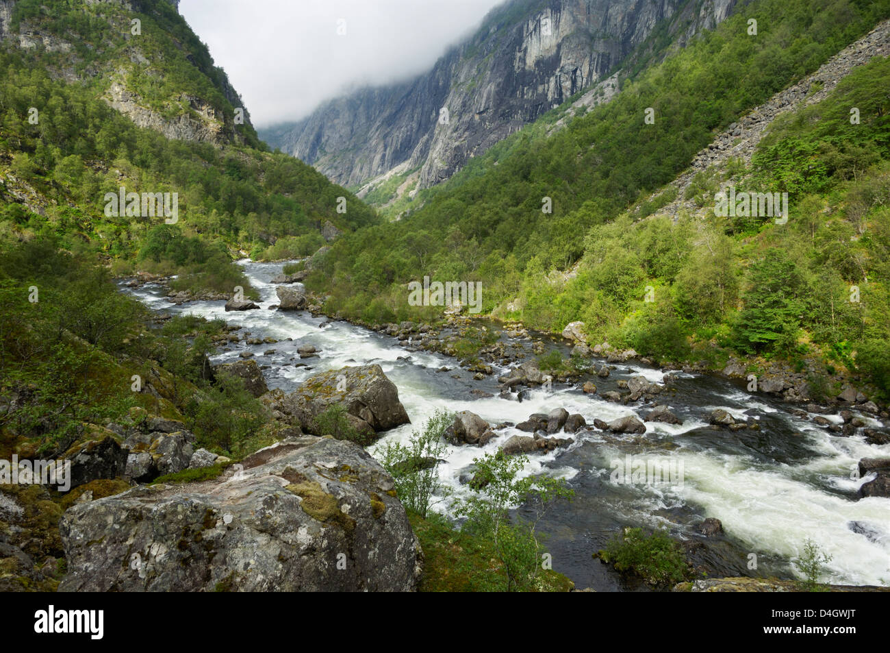 Mabodalen, Fiume Bjoreia valle sottostante cascata Voringfoss, vicino a Eidfjord, Hordaland, Norvegia e Scandinavia Foto Stock