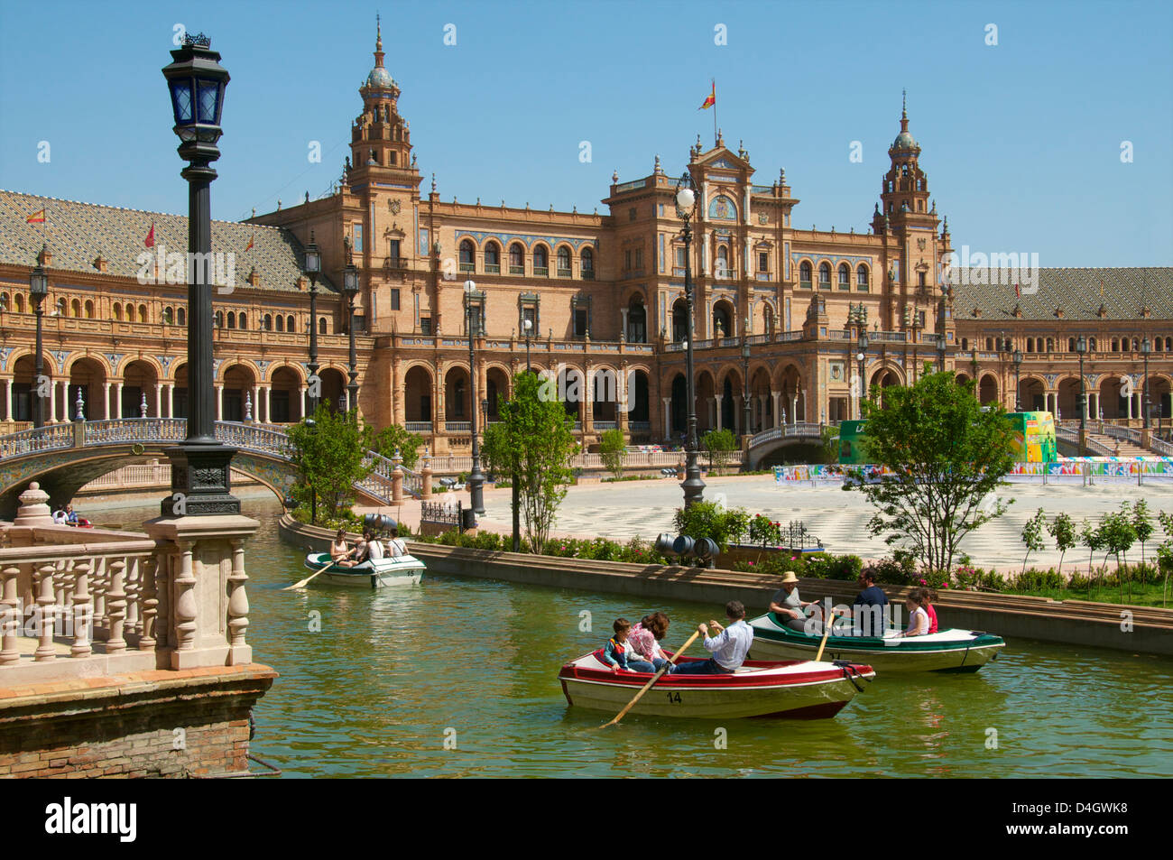 Barche a remi su canali, Padiglione spagnolo, Plaza de Espana, Siviglia, Andalusia, Spagna Foto Stock