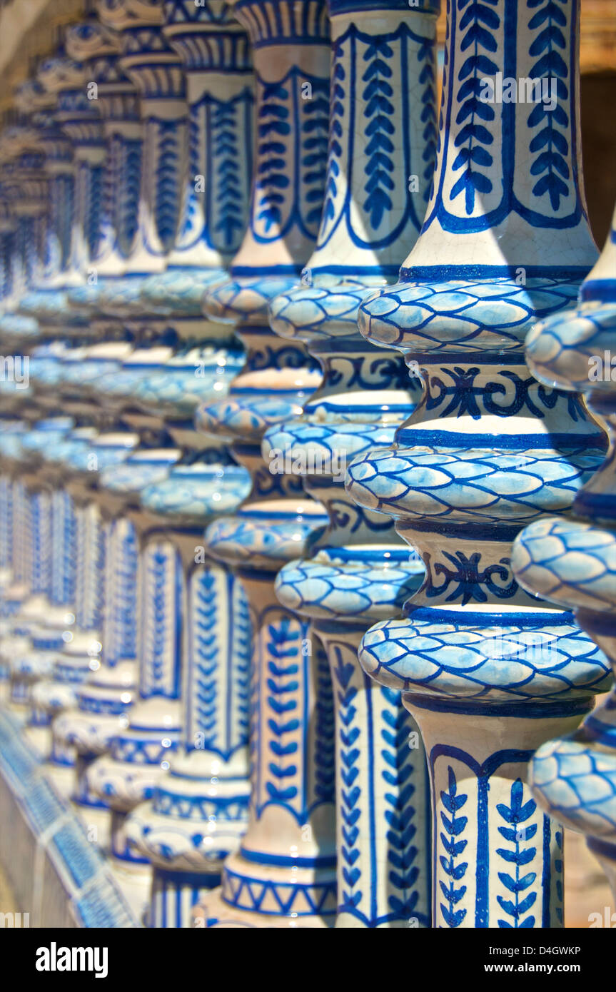 Decorazioni in ceramica colonne, Plaza de Espana, Siviglia, Andalusia, Spagna Foto Stock