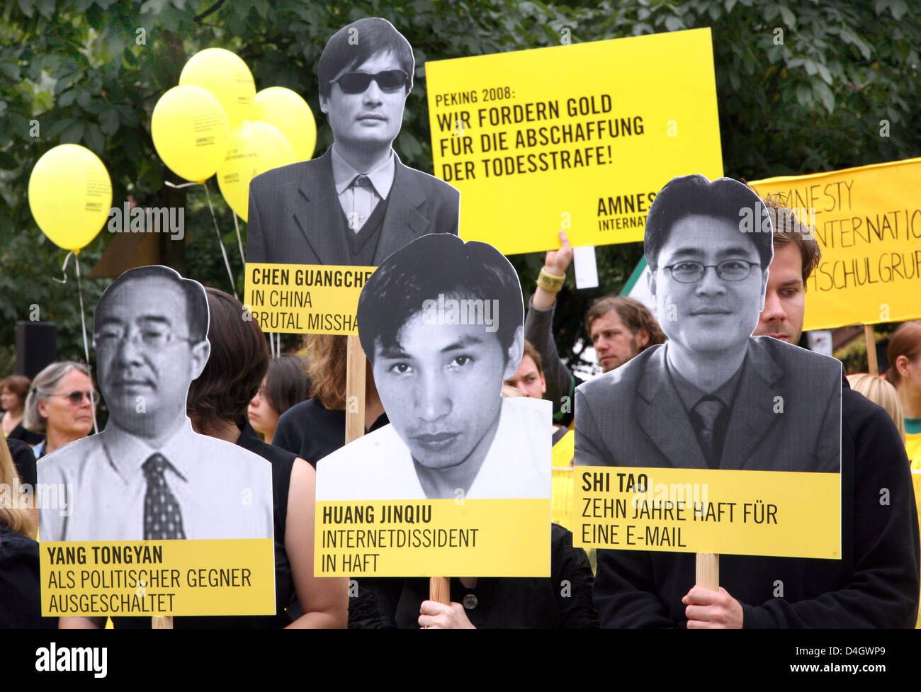 Gli attivisti di organizzazione per i diritti umani Amnesty International dimostrare al giorno di azione 'Gold fuer Menschenrechte" (letteralmente: Gold per i diritti dell'uomo) di Berlino, Germania, 13 luglio 2008. Gruppi di amnistia ha dimostrato contro la violazione dei diritti umani in Cina con un dieci settimane del relè torcia attraverso la Germania e raccolto più di 10.000 firme. Amnesty chiede alla Cina l'aboli Foto Stock