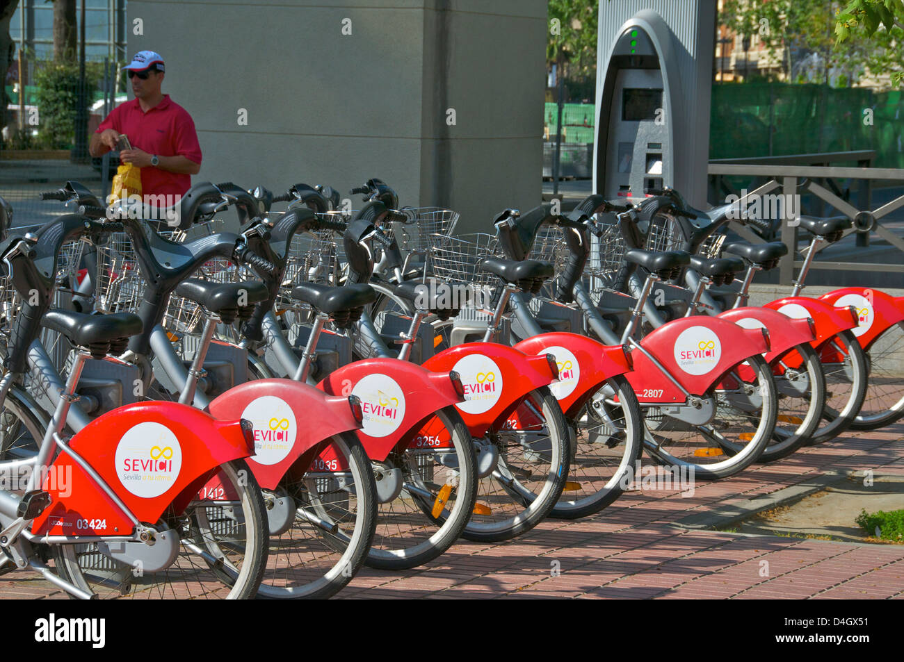Rosso parcheggiate biciclette a noleggio, Siviglia, Andalusia, Spagna Foto Stock