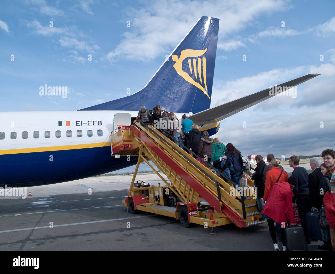 I passeggeri di entrare in un aereo da Ryan Air Foto Stock