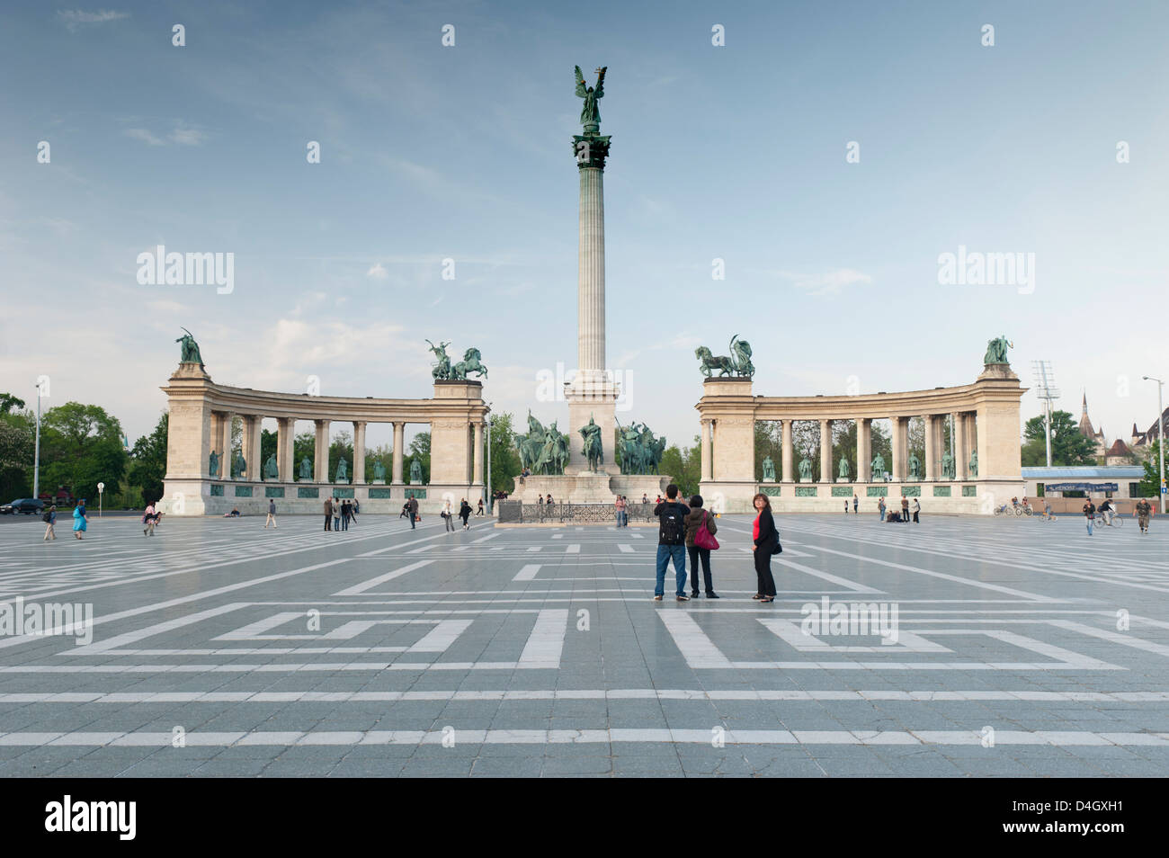 Persone che guardano le statue di ungherese leader storico, Monumento Millenario, Hosok tere (Piazza degli Eroi), Budapest, Ungheria Foto Stock