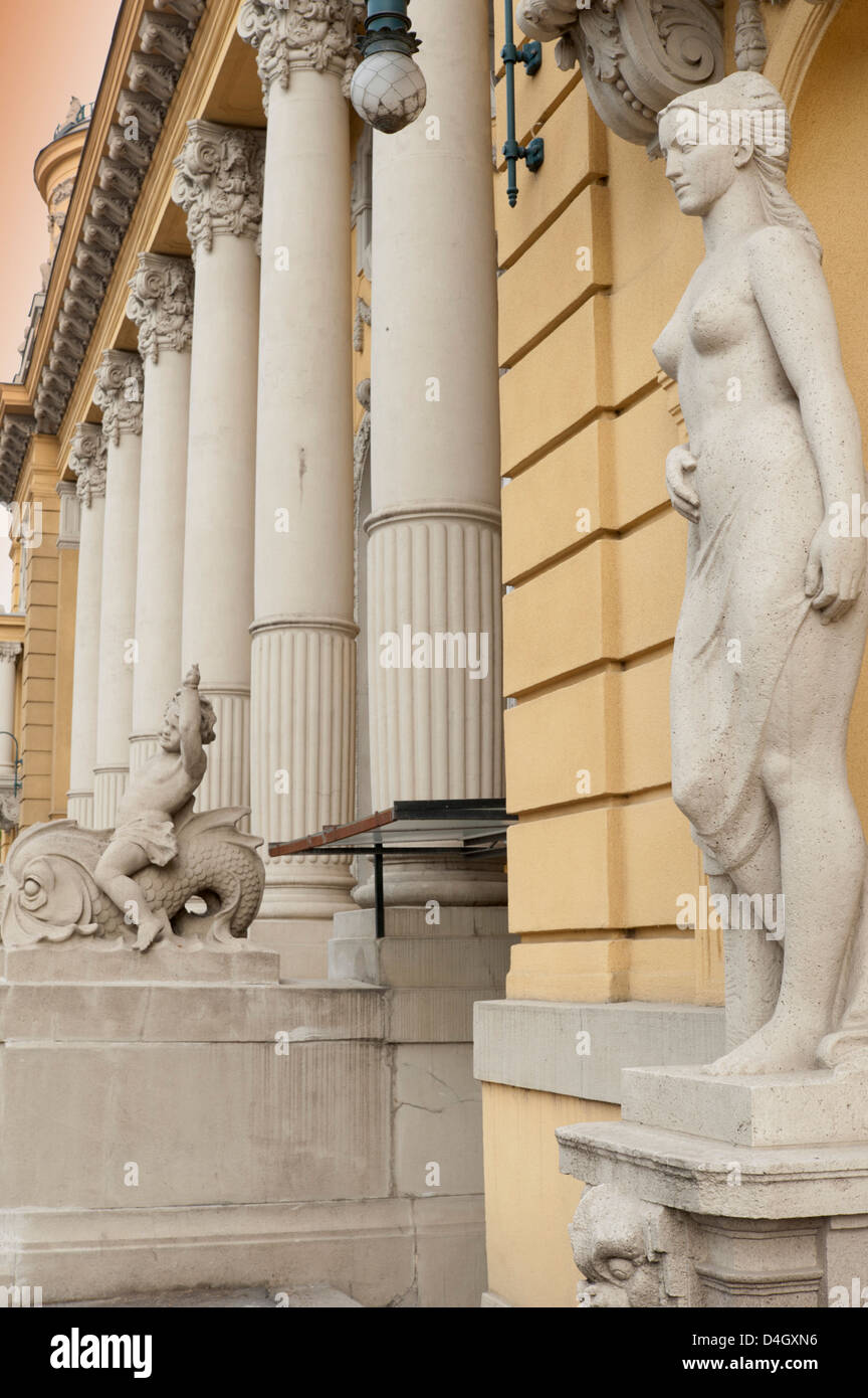 Le statue e le decorazioni attorno all ingresso di Szechenyi Bagni, City Park, Budapest, Ungheria Foto Stock