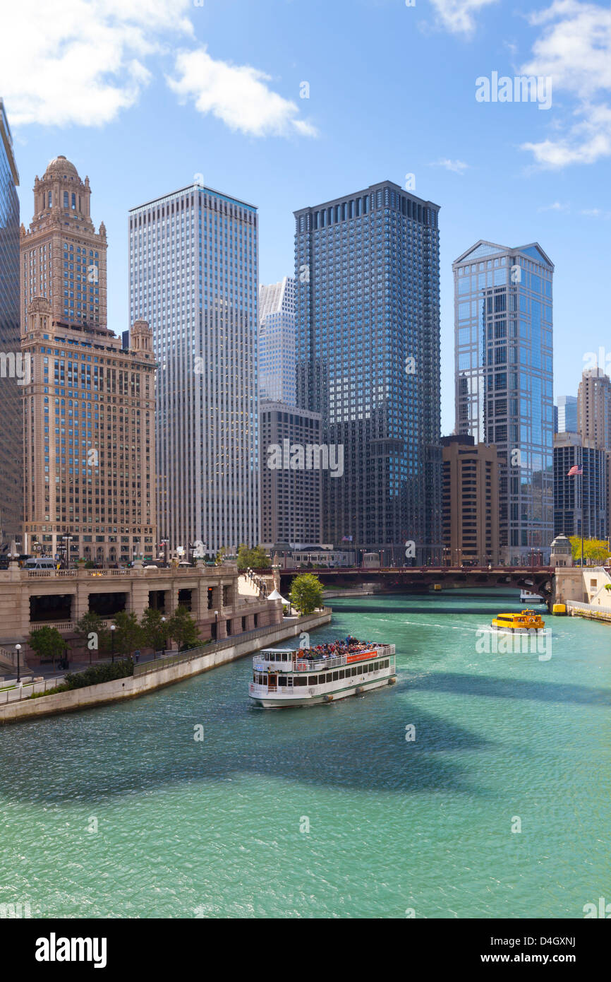 La barca turistica sul fiume di Chicago con torri di vetro dietro sulla West Wacker Drive, Chicago, Illinois, Stati Uniti d'America Foto Stock