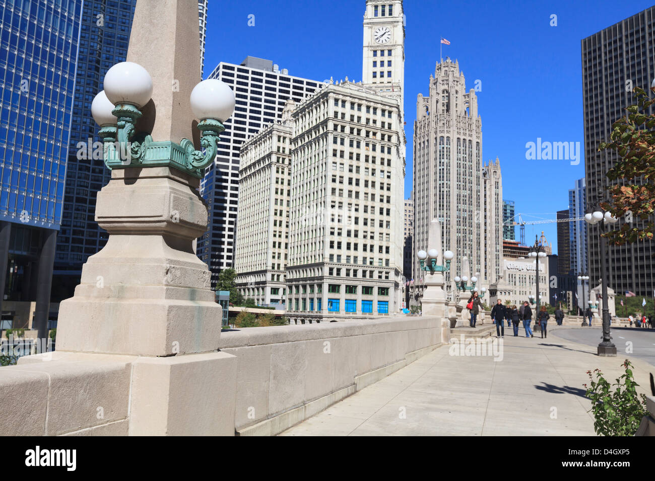 Chicago Riverwalk sulla West Wacker Drive con Trump Tower, Wrigley Building e Tribune Tower, Chicago, Illinois, Stati Uniti d'America Foto Stock