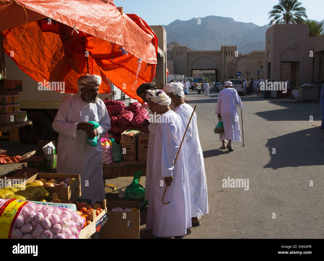 Gli uomini arabi nel Souk, Nizwa, Oman, Medio Oriente Foto Stock