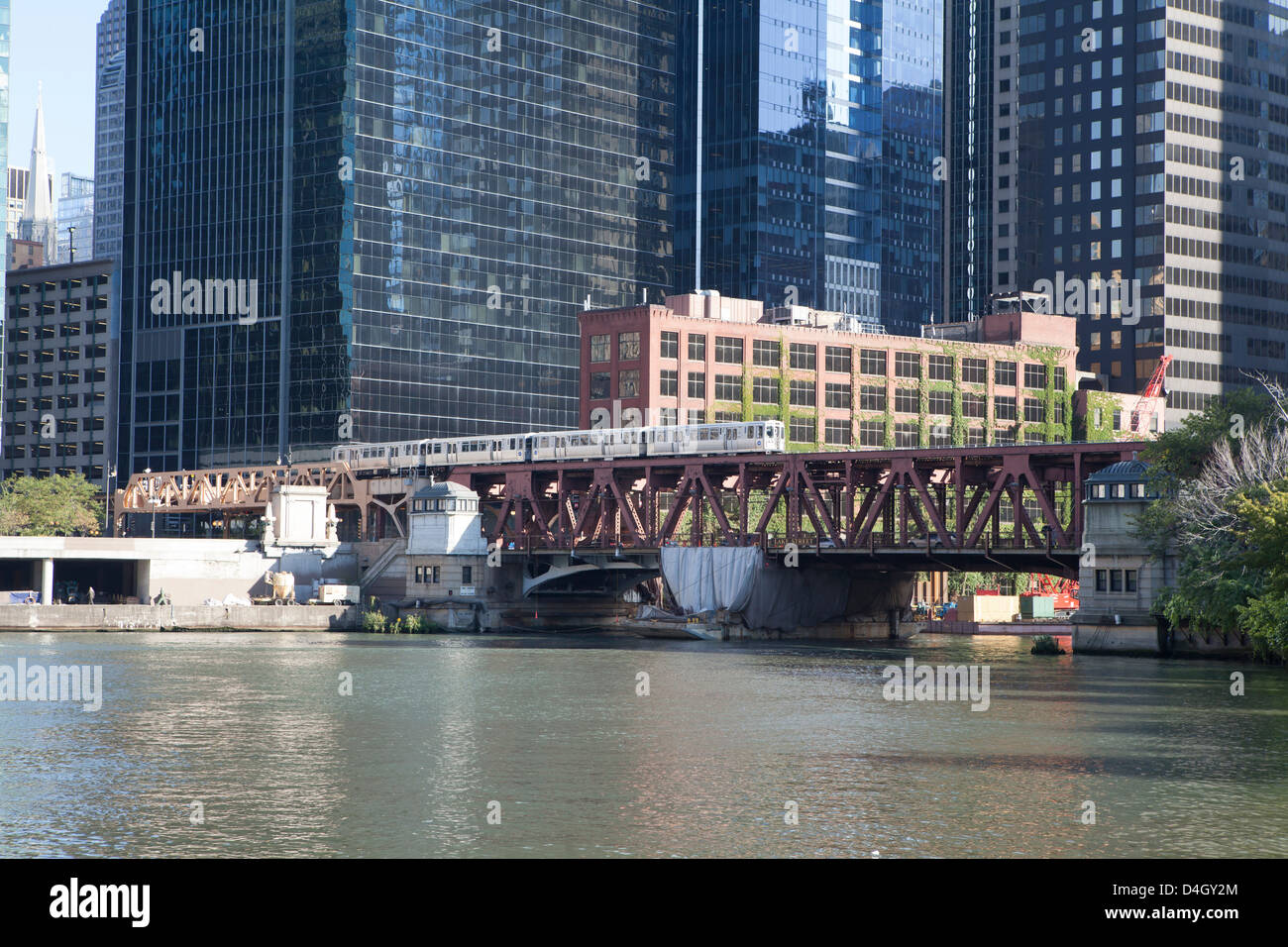 Treno El Crossing Lake Street Ponte sul Fiume di Chicago, il Loop, Chicago, Illinois, Stati Uniti d'America Foto Stock
