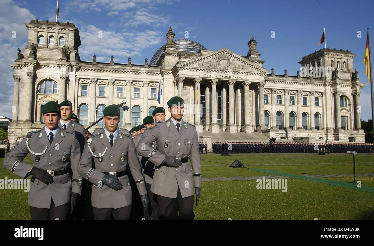 Reclute della Bundeswehr tedesca prendere il giuramento ufficiale di fronte al Reichstag (parlamento) edificio di Berlino, Germania, 20 luglio 2008. La tradizionale cerimonia di giuramento dei giovani soldati ha avuto luogo per la prima volta di fronte al Reichstag per l anniversario del fallito attentato a Hitler il 20 luglio 1944. Foto: Fabrizio Bensch Foto Stock