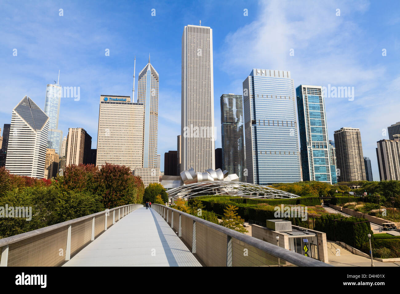 Grattacieli tra cui il centro di Aon visto dal Millennium Park di Chicago, Illinois, Stati Uniti d'America Foto Stock