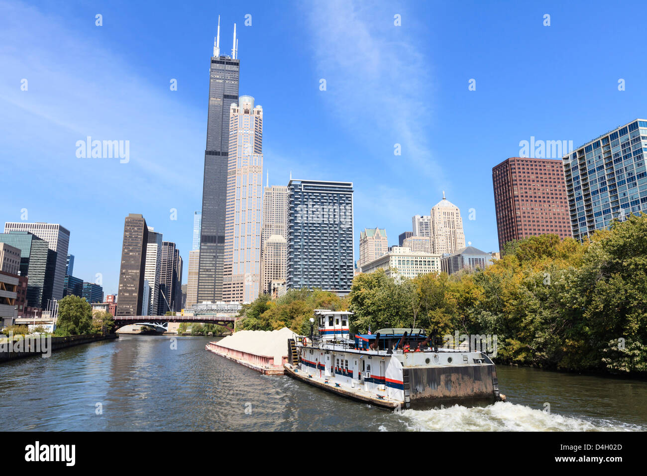Traffico fluviale sul ramo meridionale del fiume Chicago, Willis torre domina lo skyline di Chicago, Illinois, Stati Uniti d'America Foto Stock