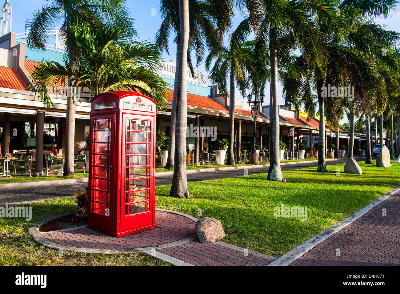 Telefono rosso box nel centro di Oranjestad, capitale di Aruba, Isole ABC, Antille olandesi, dei Caraibi Foto Stock
