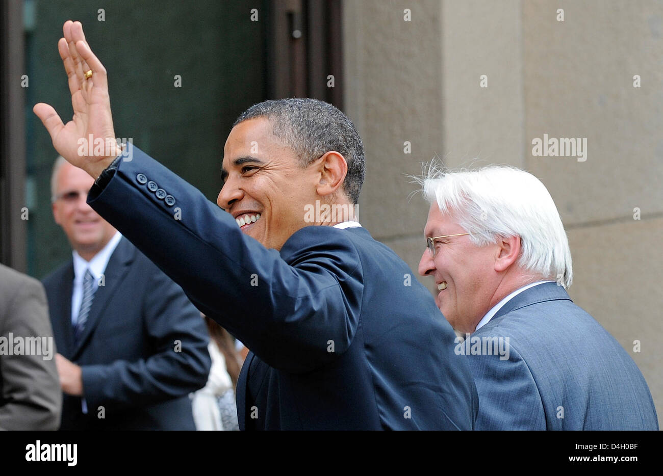 Il Ministro degli esteri tedesco Frank-Walter Steinmeier (R) e democratico ci presidenziale contender Barack Obama di accedere al Ministero degli Affari Esteri a Berlino, Germania, 24 luglio 2008. Obama è programmato per dare un discorso pubblico circa la sua idea del futuro delle relazioni transatlantiche a Berlino la Colonna della Vittoria di questa sera. Foto: GERO BRELOER Foto Stock