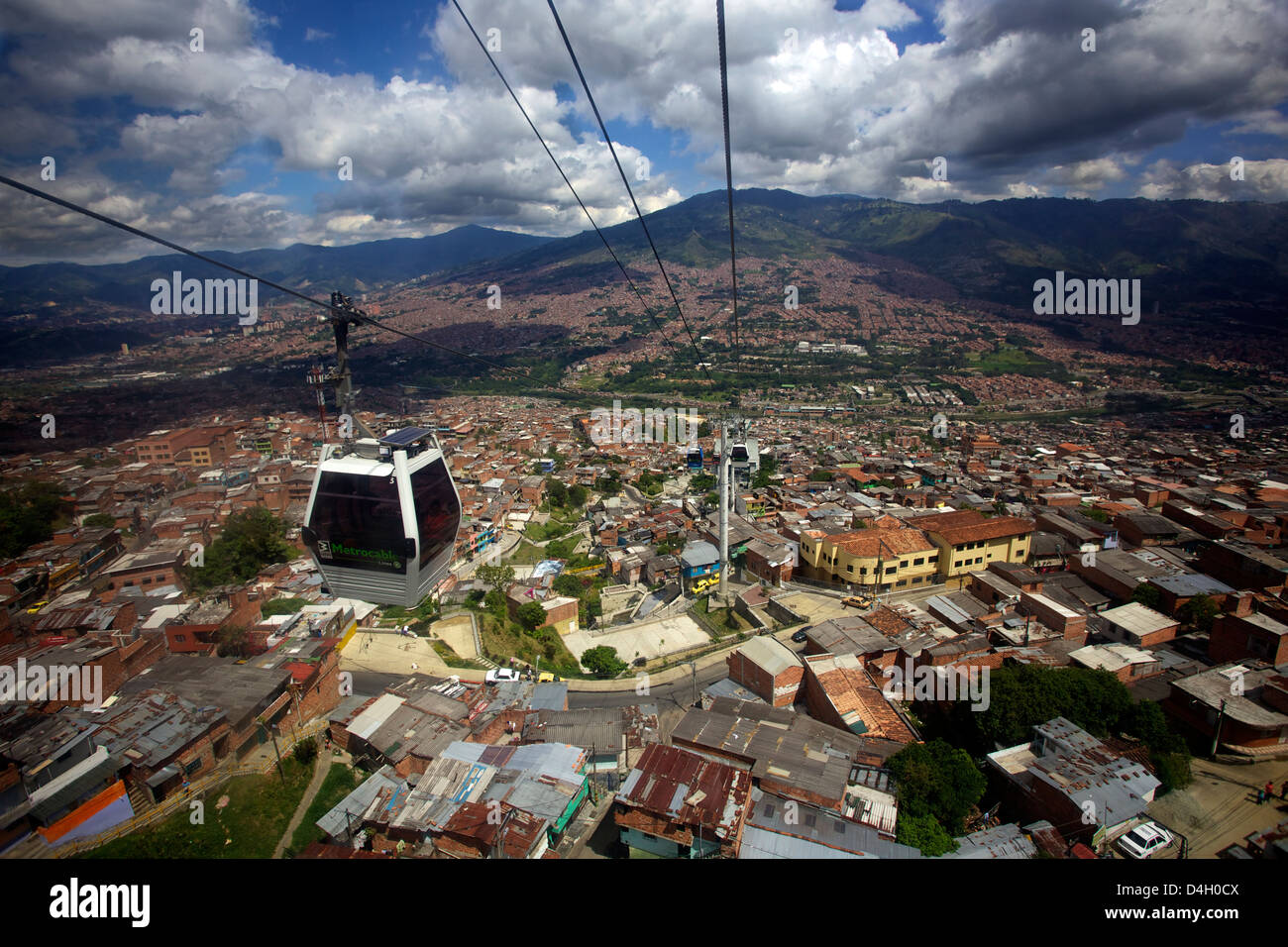 Vista sopra i barrios di Pobre di Medellin dove Pablo Escobar ha avuto molti sostenitori, Colombia, Sud America Foto Stock