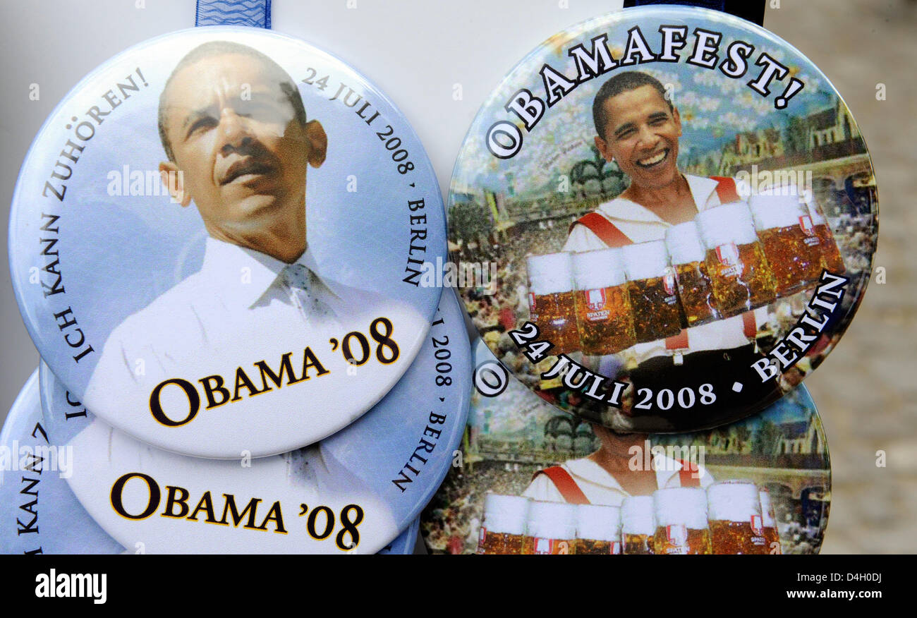 La foto mostra i pulsanti con l'immagine di noi democratici contender presidenziale Barack Obama, alcuni titeled 'Obamafest' altri forniti con la data del politico la visita a Berlino, Germania, 24 luglio 2008. Il negozio di souvenir sono vendute nei pressi di Berlino e Colonna della Vittoria, dove Obama è programmato per dare un discorso pubblico circa la sua idea del futuro delle relazioni transatlantiche stasera. Phot Foto Stock