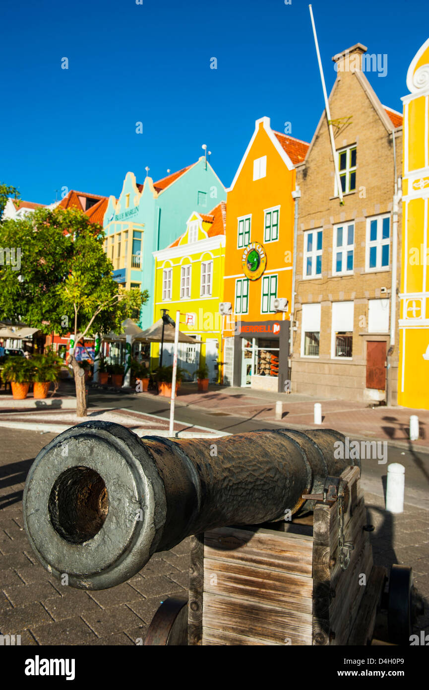 Il cannone nella parte anteriore del case olandesi, Sint Annabaai, Sito Patrimonio Mondiale dell'UNESCO, Curacao, Antille olandesi, dei Caraibi Foto Stock