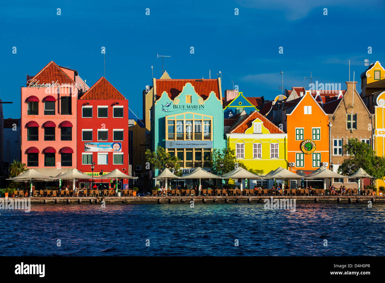Le case olandesi a Sint Annabaai in Willemstad, Sito Patrimonio Mondiale dell'UNESCO, Curacao, ABC, isole dei Caraibi Foto Stock