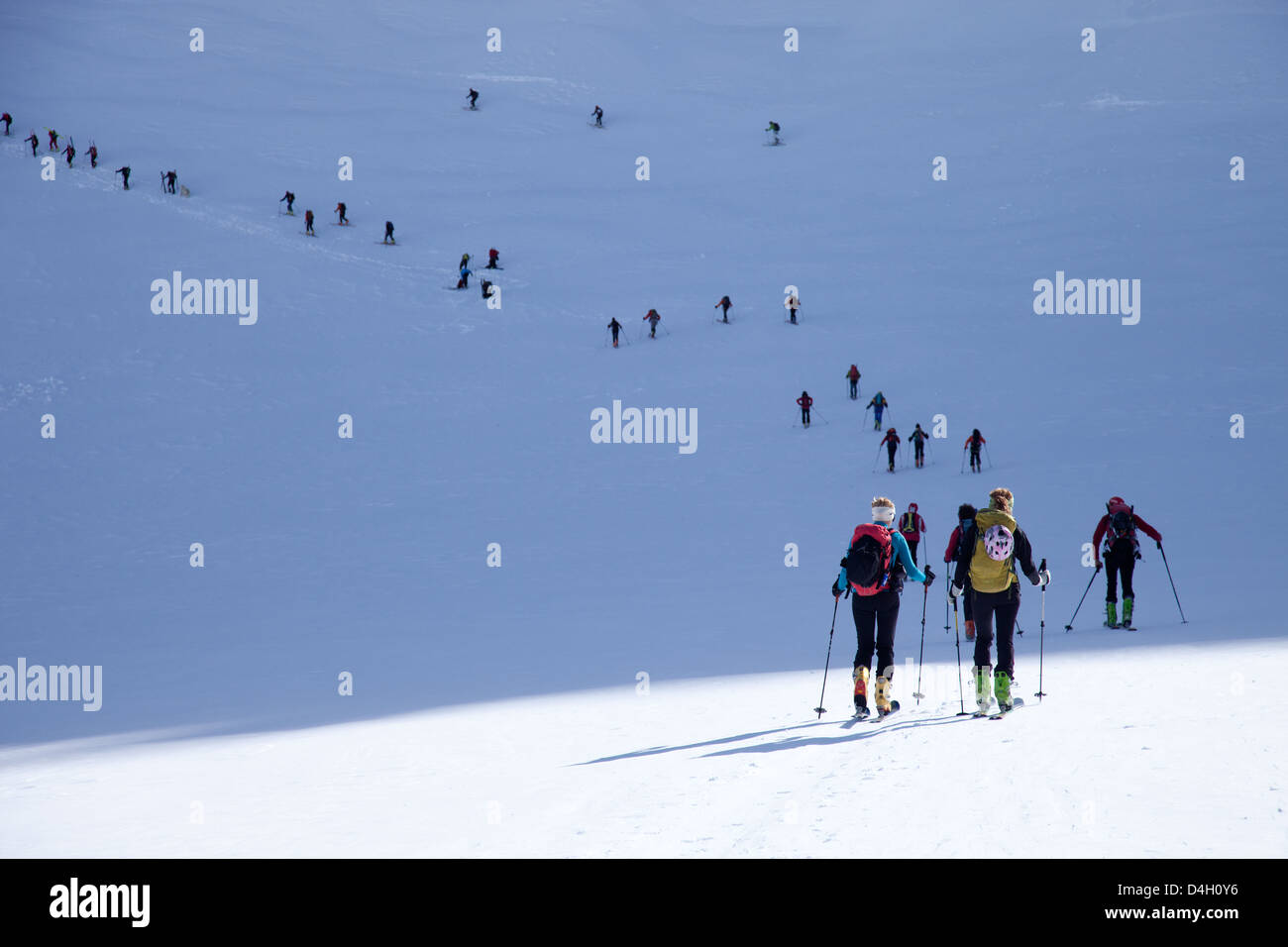 Sci alpinismo nelle Alpi, Salita a Punta San Matteo, sul confine di Lombardia e Trentino Alto Adige, Italia Foto Stock