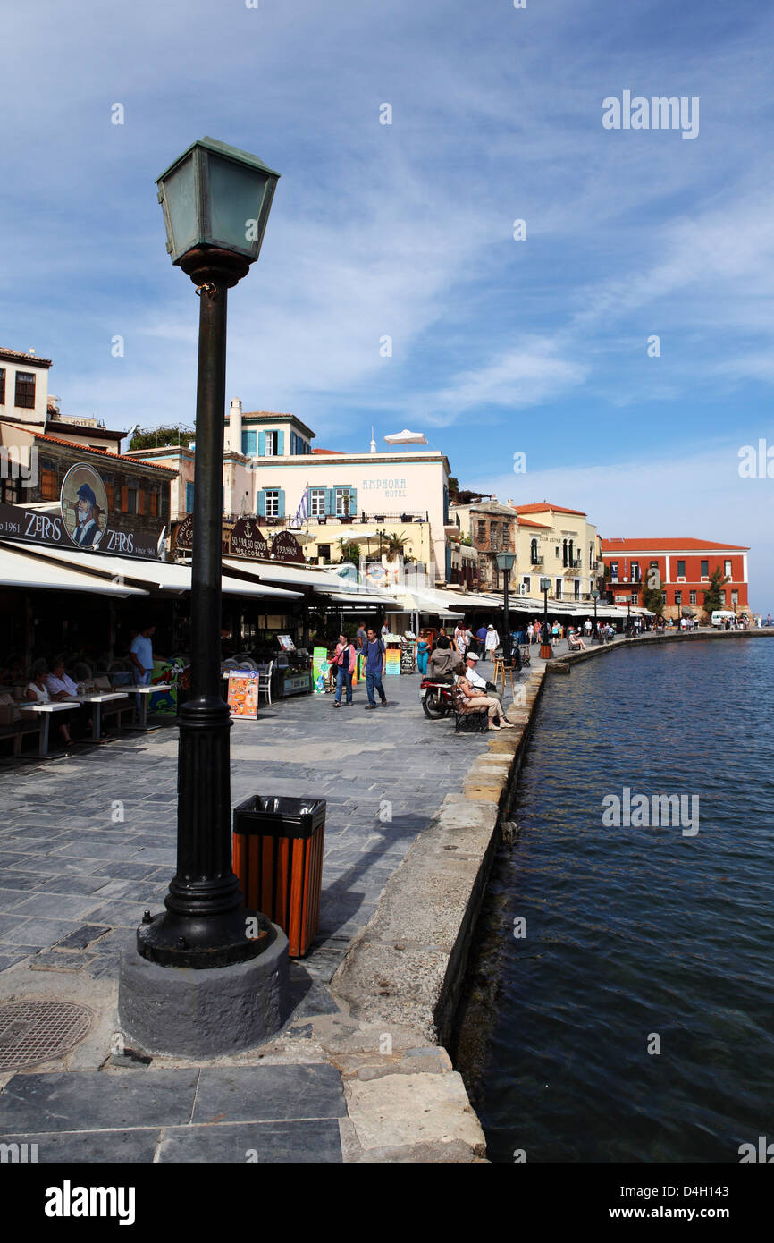 Bar e ristoranti attorno al porto veneziano del Mediterraneo Porto di La Canea Canea (Creta), isole greche, Grecia Foto Stock
