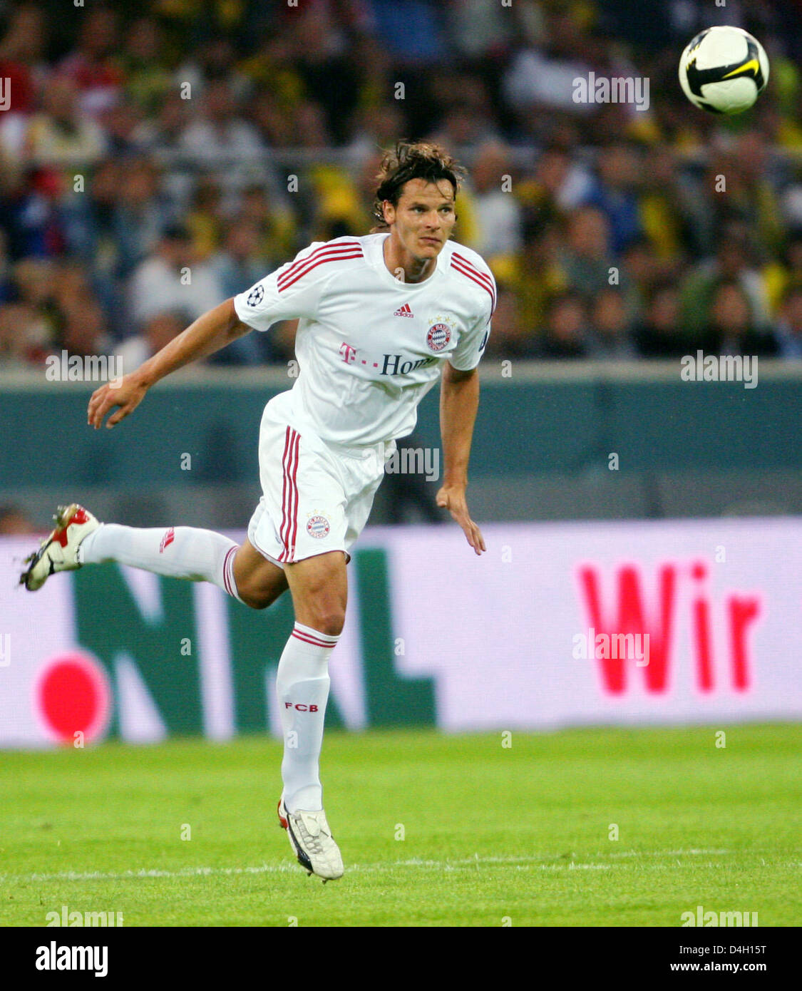 Monaco di Baviera è Daniel van Buyten (Belgio) capi la sfera durante il tedesco Supercup match Borussia Dortmund vs FC Bayern Monaco di Baviera al Signal Iduna Park di Dortmund, Germania, il 23 luglio 2008. Dortmund ha vinto 2-1. Foto: Roland Weihrauch Foto Stock