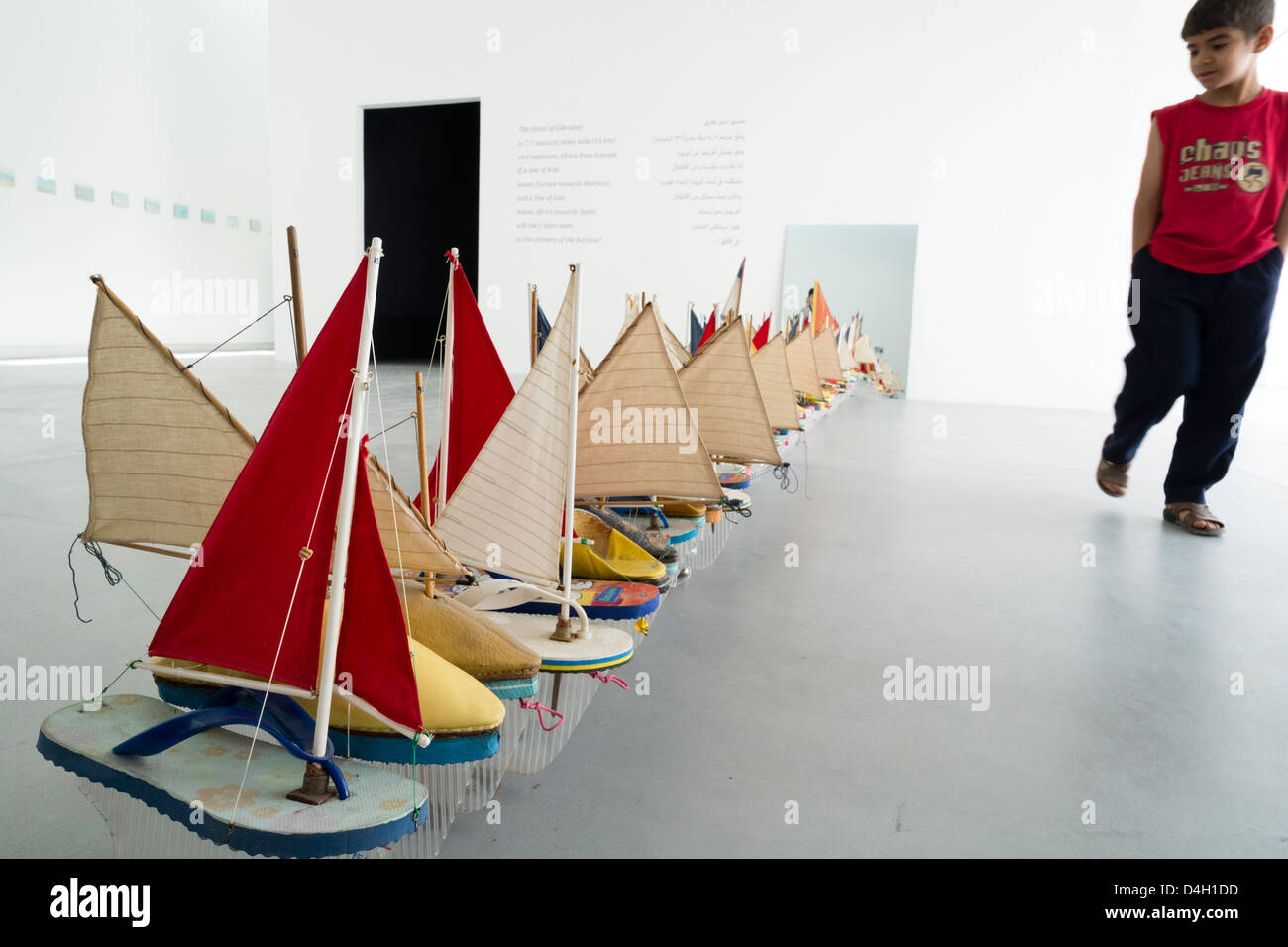 Scultura nautico da Francis Alys sul giorno di apertura della XI Biennale di Sharjah Art Festival di Emirati Arabi Uniti Foto Stock