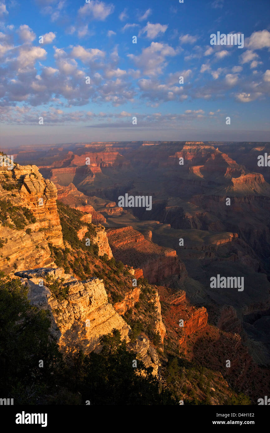 Sunrise a Mather Point, South Rim, il Parco Nazionale del Grand Canyon, Sito Patrimonio Mondiale dell'UNESCO, Arizona, Stati Uniti d'America Foto Stock