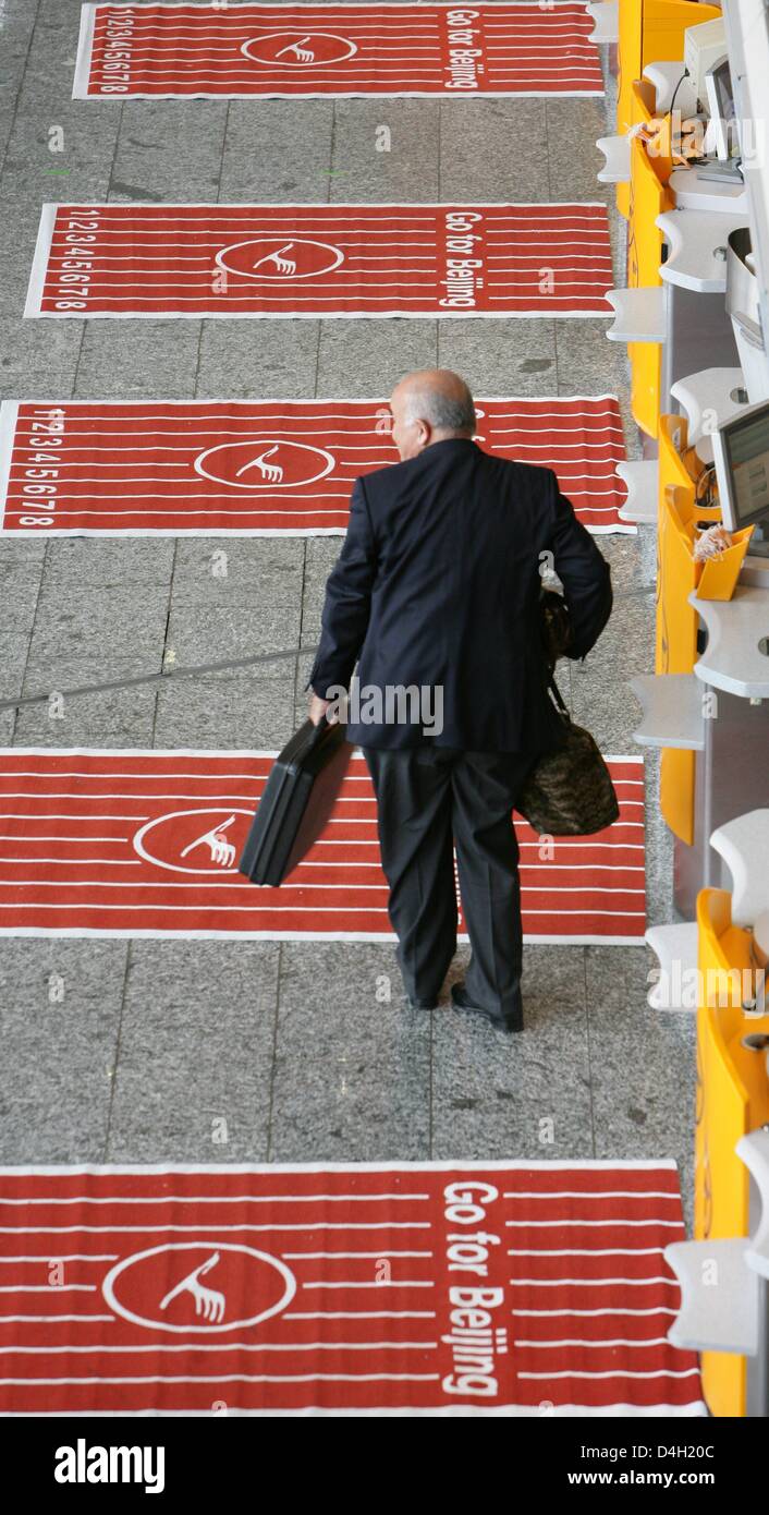 Un passeggero lascia un banco Lufthansa a Reno principale aeroporto di Francoforte sul Meno, Germania, 30 luglio 2008. La controversia del lavoro che è impostata per continuare a terminazione aperta inizia che influenzano voli a lungo raggio. Unione di servizio 'ver.di' richiede una pay-aumento del 9,8 per cento in un anno per i loro membri 50.000 impiegati presso Lufthansa, il vettore tedesco offre 7.7 per cento oltre 21 mesi alla data e Foto Stock