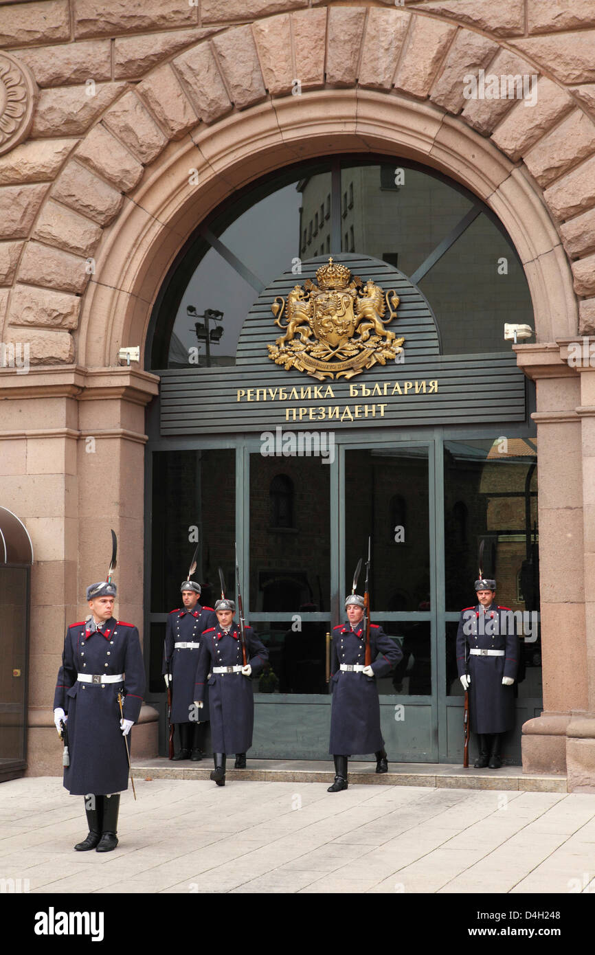 Soldati partecipare il cerimoniale di cambio della guardia al Palazzo Presidenziale, Sofia, Bulgaria Foto Stock