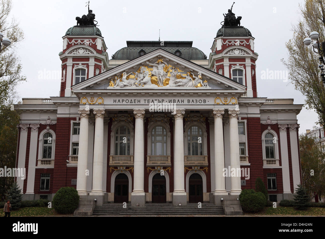 Il Teatro Nazionale Ivan Vazov, un edificio neoclassico progettato da Hermann Helmer e Ferdinando Fellner, Sofia, Bulgaria Foto Stock
