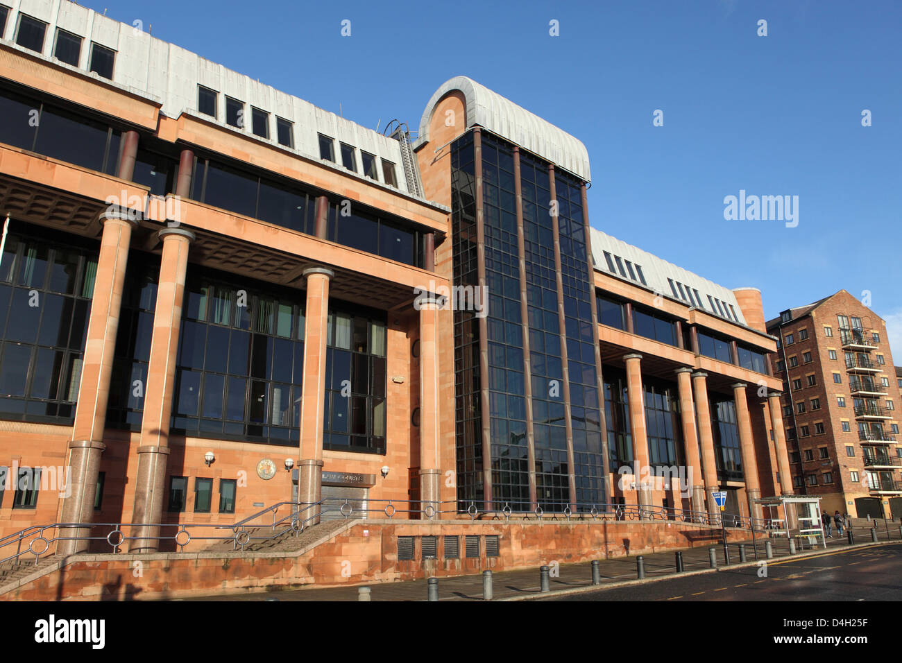 Newcastle combinato Centro corte, Post-moderno diritto classico tribunali da Napper Architects, Newcastle, Tyne and Wear, England, Regno Unito Foto Stock