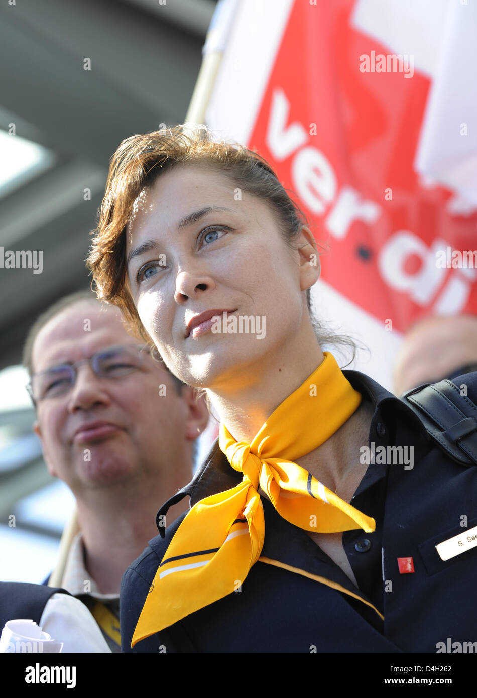 Lufthansa lavoratori in sciopero davanti a un terminale dall'aeroporto Tegel di Berlino, Germania, 31 luglio 2008. Entro i prossimi giorni dieci per cento di interiore tedesco ed europeo voli Lufthansa dovrà essere annullato a causa dell'striike secondo il vettore. I membri di ver.di unione del commercio sono in sciopero dal Martedì, 29 luglio 2008. Ver.di richiede un 9,8 per aumento di stipendio, Lufthansa ha così Foto Stock