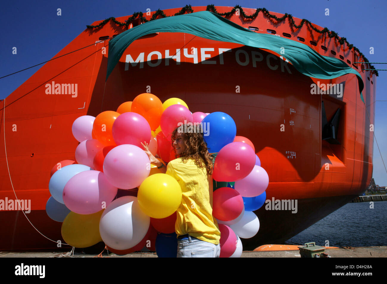 Il primo dei quattro di rompighiaccio navi container è battezzato il nome 'Monchegorsk' presso il cantiere navale AKER a Wismar, Germania, 31 luglio 2008. Le quattro navi commissionate nel Luglio 2006 da Russo mining company OJSC MMC Norilsk Nickel sono per un valore totale di 320 milioni di euro. Le navi di 169 metri di lunghezza, 23.10 metri di larghezza, 9.00 metri progetto e 14.500 tonnellate di capacità di carico sono in grado di Foto Stock