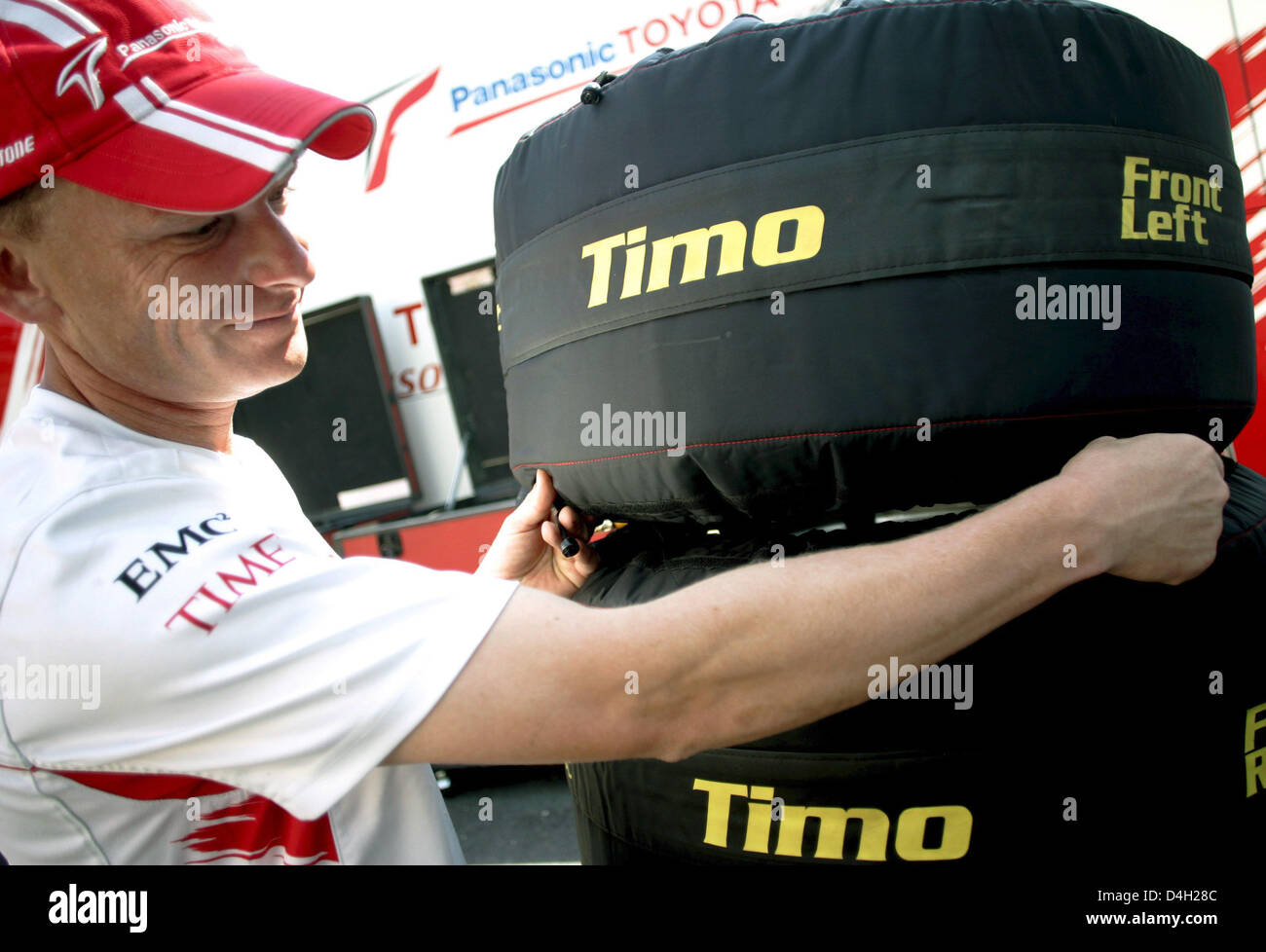 Un meccanico Toyota prepara un gruppo di pneumatici all'Hungaroring race track vicino a Budapest, Ungheria, 31 luglio 2008. Il Grand Prix avrà luogo la prossima domenica, 03 agosto 2008. Foto: FELIX HEYDER Foto Stock