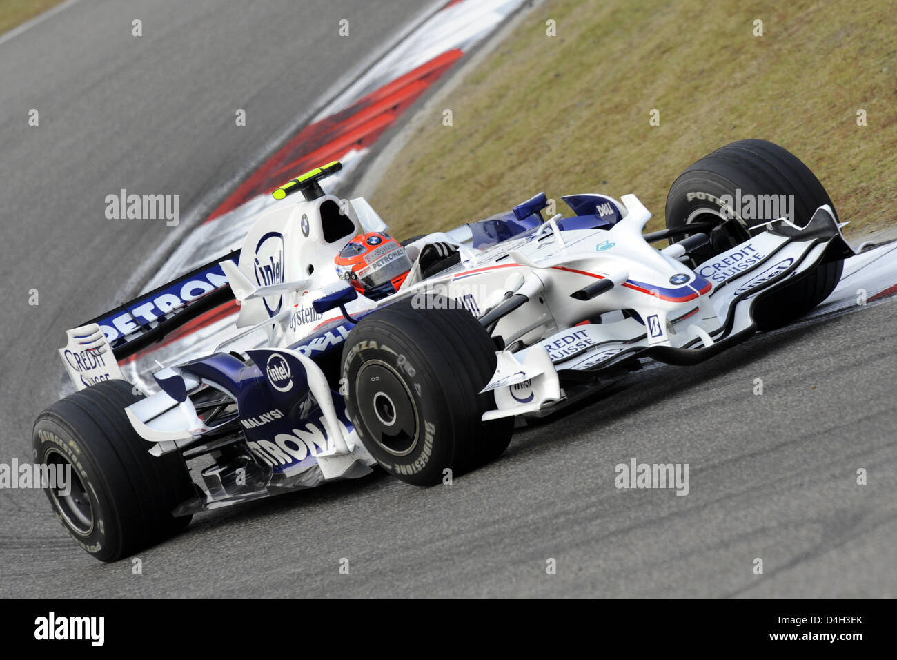 Il polacco pilota di Formula Uno Robert Kubica della BMW Sauber manzi la sua vettura in Formula 1 Gran Premio di Cina a Shanghai nel Circuito Internazionale di Shanghai, Germania, 19 ottobre 2008. Heidfeld è arrivato quinto nella stagione della penultima gara. Foto: Jens BUETTNER Foto Stock