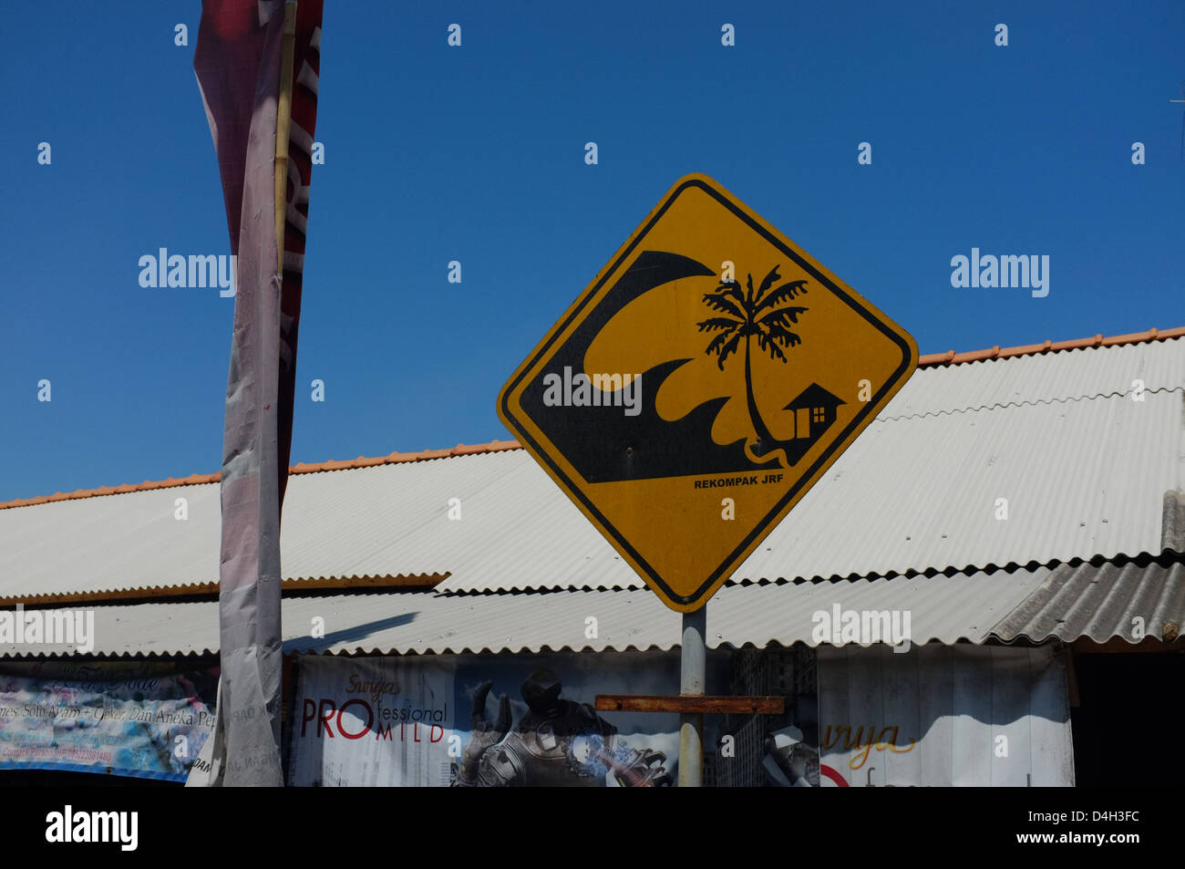 Allarme Tsunami segno, Pangandaran, West Java, Indonesia. Foto Stock